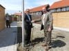 Wethouder Van Tilborg (rechts) en Bert van der Ent, adjunct-directeur HW wonen zetten de eerste duurzame lantaarnpaal op zijn plaats. - Foto: Arie Pieters