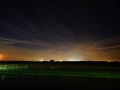 Maanlicht en kunstlicht van Shell Moerdijk kleuren de hemel en wolken in de nacht. Het kunstlicht van Moerdijk geeft meer licht dan de op de foto links opkomende maan. - Foto Ferry Krauweel