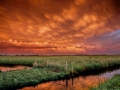 Mammatus wolken opgelicht door de ondergaande zon. genomen in het Oudeland - Strijen. foto Jeffrey Groeneweg