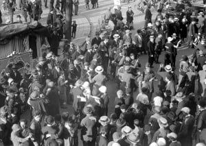 91-3n Dansen op straat bij het orgel t.g.v. 650 jaar Amsterdam. 1925