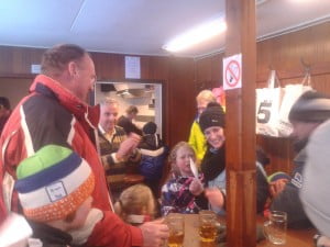 De uitreiking van de eerste plaats bij het ringrijden in de kantine van de Strijense IJsclub!