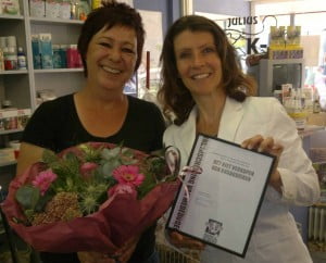 Foto uitreiking oorkonde PvdD - niet verkopen van knaagdieren