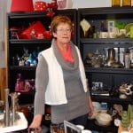 De tweedehands 'winkel' '2e Hands en 2e Kans' is een enorm succes. Marja van der Linden is het vast aanspreekpunt voor de bezoekers. (Foto: Arie Pieters©)