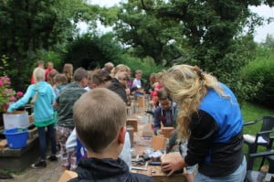 Leerlingen zijn druk bezig met het bouwen van de insectenhotels