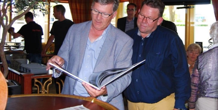 Huurders ontvingen van Bas Hooghwerff van P&G Hooghwerff uit Strijen een fraai boekwerk over de 'Striene'.