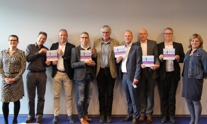 foto bij persbericht De vijf gemeenten in Hoeksche Waard krijgen erkenning mantelzorgvriendelijk personeelsbeleid