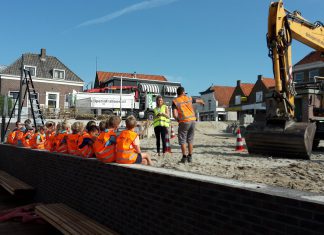 Aannemer de Kuiper Infrabouw geeft uitleg op de Kaai aan leerlingen de Parel over veiligheid op en rond een bouwplaats