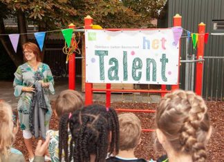 Wethouder Paulien Tanja onthult naam basisschool ‘het Talent’ in Mookhoek
