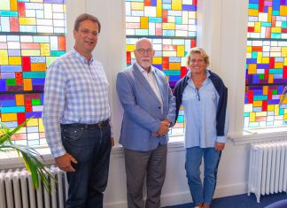 Glas-in-lood panelen kantoor Overwater (voormalig gemeentehuis ) in Strijen gerestaureerd