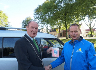 Overhandiging Chemisch DNA autokit aan Peter Rijsdijk ter beveiliging van diefstal