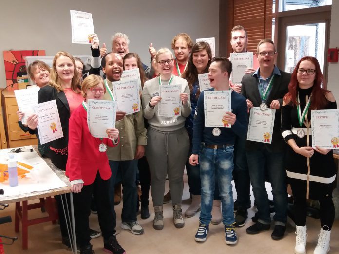 foto groep met diploma