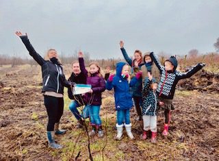 Plukhoek Mookhoek neemt eerste donatie in ontvangst