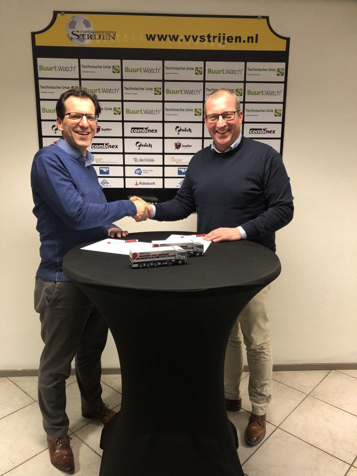 Arie Troost en Dick de Heus schudden elkaar de hand na het zetten van de handtekeningen.