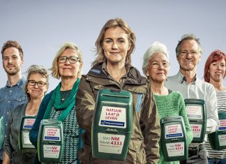 In Strijen collecteren voor Natuurmonumenten.