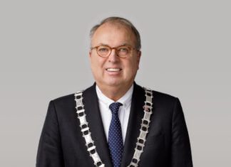 Gemeente Hoeksche Waard Burgemeester Peter van der Velden legt functie neer vanwege gezondheid