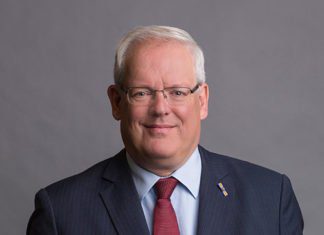 Govert Veldhuijzen volgt Peter van der Velden op als waarnemend burgemeester van de gemeente Hoeksche Waard