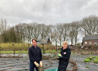 Wethouders Blaak en Boogaard gingen aan de slag tijdens NL Doet bij Plukhoek Mookhoek