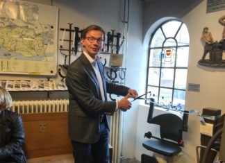 Officiële opening expositie 215 jaar Overwater Rentmeesterij en Grondzaken in museum het Land van Strijen door wethouder Harry van Waveren.