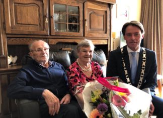 Echtpaar Van Ballegooijen uit Strijen 65 jaar getrouwd
