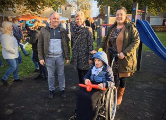 Dankzij actieve bewoners, de Lidl in Strijen en de Rabobank kan Buurkind Mika ondanks handicap nu ook schommelen