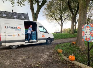 Voedselbank Dordrecht plukt de laatste peren bij Plukhoek Mookhoek.