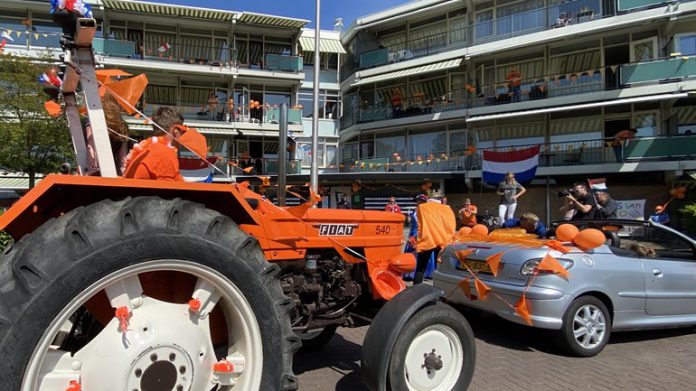 35-auto-s-trekkers-en-vrachtwagens-reden-langs-de-flat