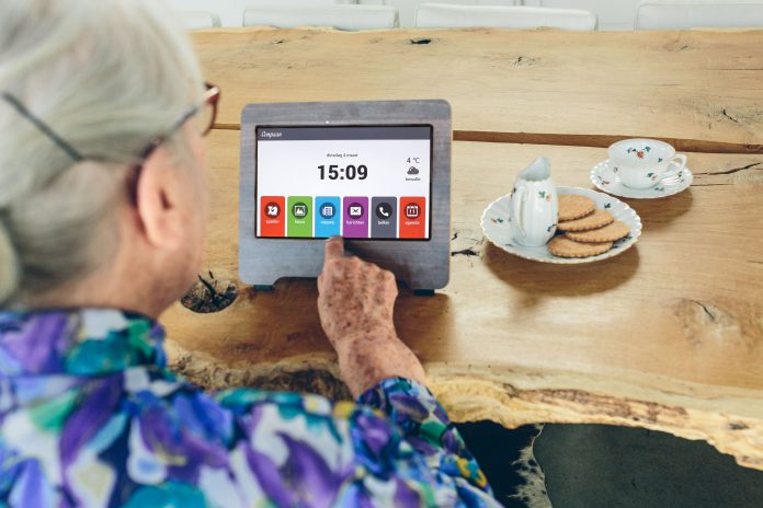 Foto persbericht 100 Hoeksche Waarders met een zorgvraag krijgen binnenkort digitaal zorg aangeboden