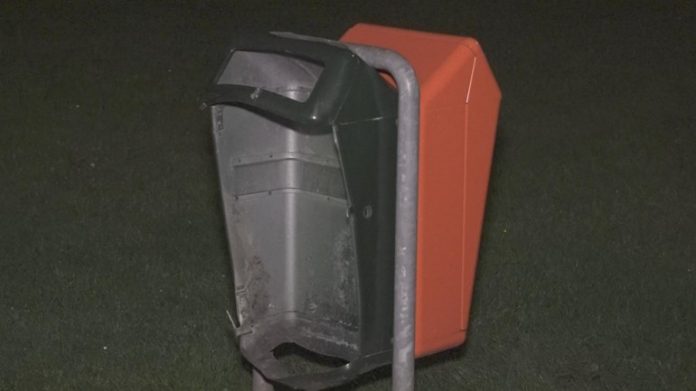 Een-prullenbak-in-het-Sophiapark-heeft-het-moeten-ontgelden