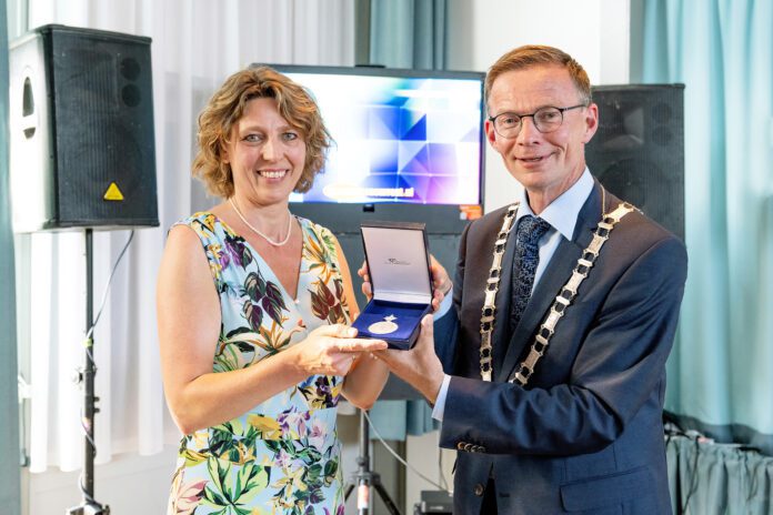 Koninklijke Erepenning voor Zanggroep AmuZing uit Mookhoek