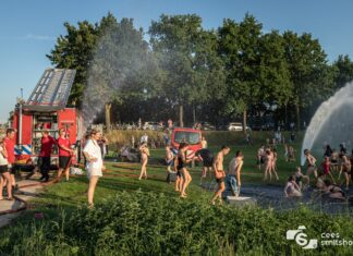 Waterfestijn met de brandweer zorgt voor verkoeling in Strijen