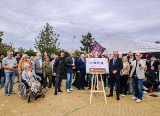 Bewoners vieren feestelijke oplevering van nieuwe wijk De Veldspring in Strijen Bewoners, samen met vertegenwoordigers van gemeente Hoeksche Waard, HW Wonen en Zwaluwe Bouw, vieren de feestelijke oplevering van de nieuwe wijk De Veldspring in Strijen. Tijdens de bijeenkomst werd symbolisch een cheque overhandigd als cadeau aan de wijk.
