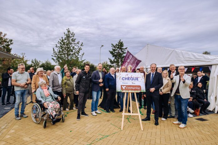 FF74527D-ADA3-4F86-A8E6-689840CE8583 Bewoners, samen met vertegenwoordigers van gemeente Hoeksche Waard, HW Wonen en Zwaluwe Bouw, vieren de feestelijke oplevering van de nieuwe wijk De Veldspring in Strijen. Tijdens de bijeenkomst werd symbolisch een cheque overhandigd als cadeau aan de wijk.