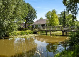Nieuw duurzaam bruggetje bij de Boskade in Strijen