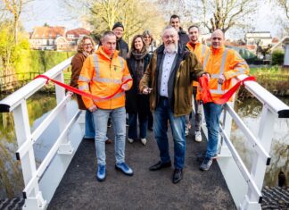 Nieuwe duurzame brug aan de Boskade in Strijen feestelijk geopend