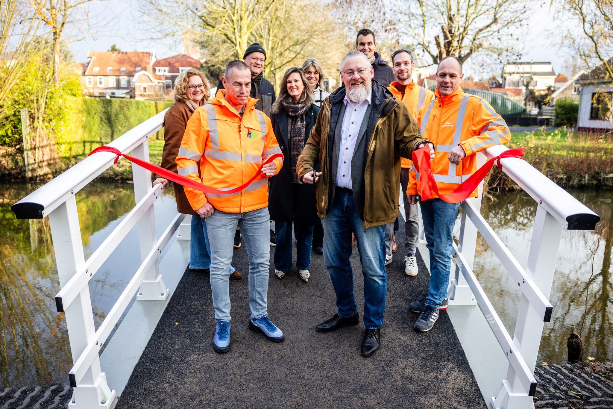 Nieuwe duurzame brug aan de Boskade in Strijen feestelijk geopend