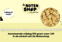Rijstcrackers met stukjes zwarte sojabonen in de winkel van De Notenshop!