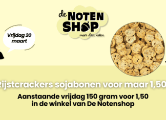 Rijstcrackers met stukjes zwarte sojabonen in de winkel van De Notenshop!