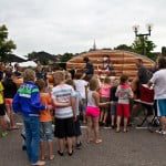 Foto-van-de-week-29-Strijense-jeugd-vermaakt-zich-prima-tijdens-de-Zotte-Zwoele-Zomeravond-in-Strijen